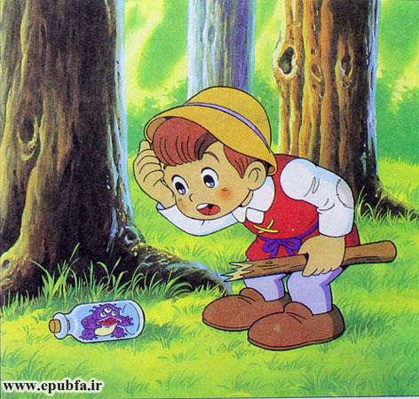 کنار درخت، یک بطری افتاده است و داخل بطری هم موجود عجیبی با سه تا چشم درشت او را نگاه میکند.